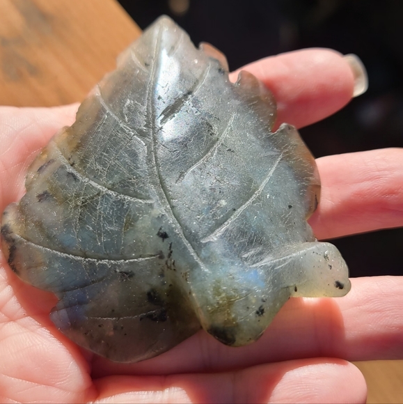Laboradite handcarved crystal leaf 🍃 - Picture 4 of 8